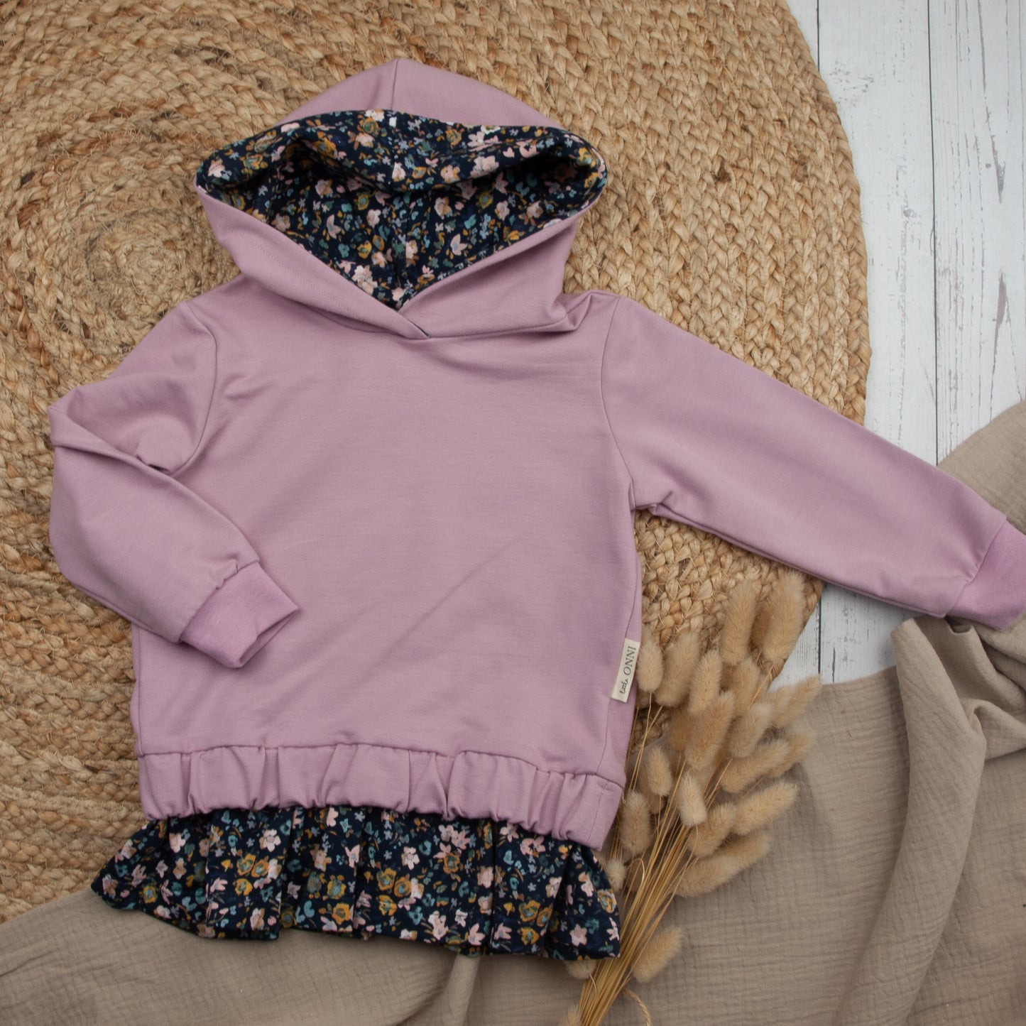 Herzchen-Sweater aus Waffelstrick mit Rüsche Größe 74 bis 134 (Artikelnummer: A003W001)