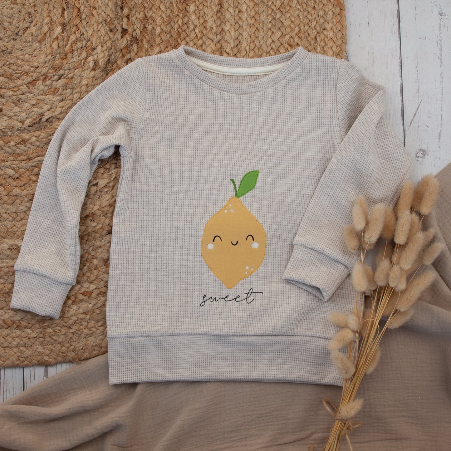 Pullover mit Zitronen-Applikation Größe 80 bis 134 (Artikelnummer: A001A035)