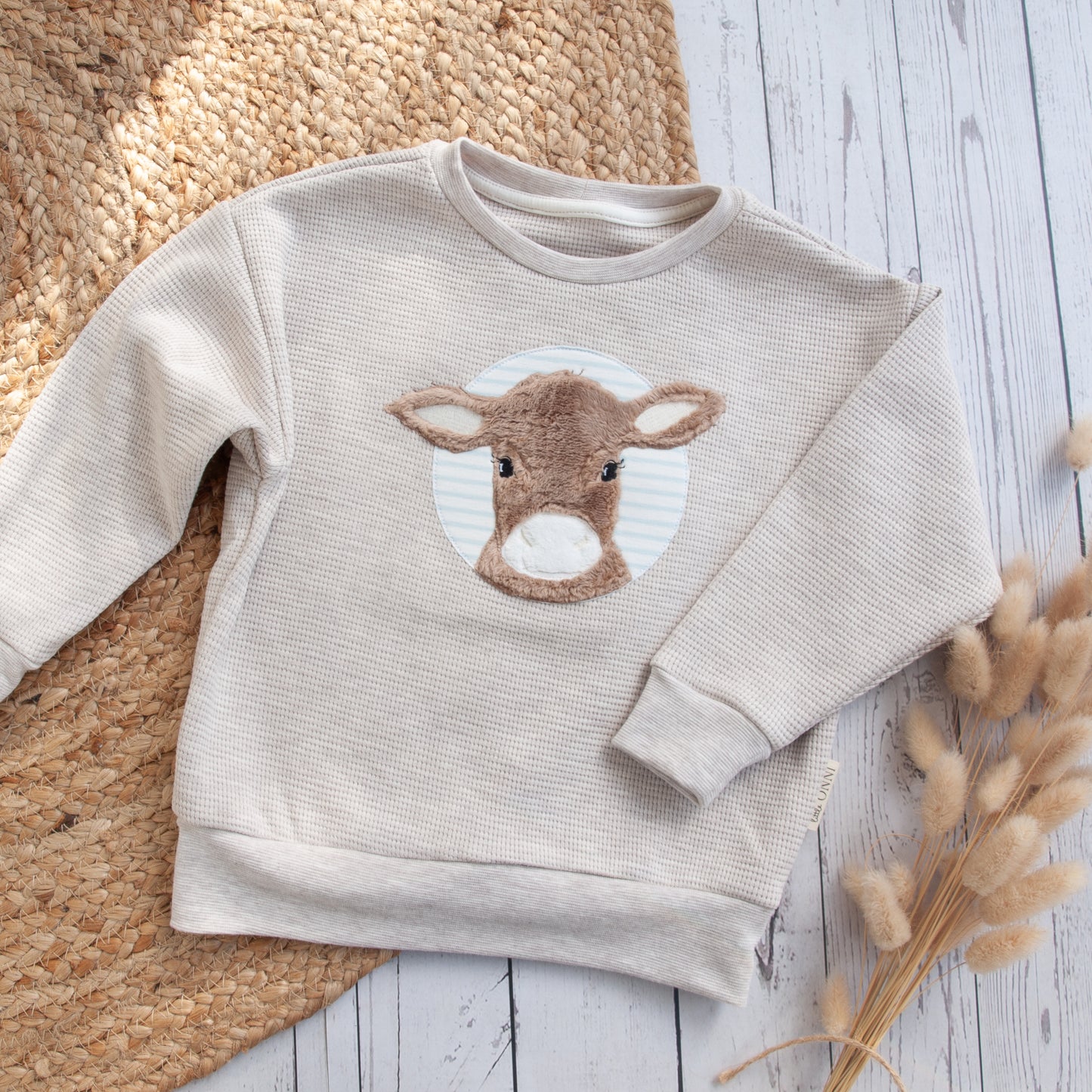 Loosefit-Pullover mit Kälbchen-Applikation Größe 56 bis 134 (A002A038)